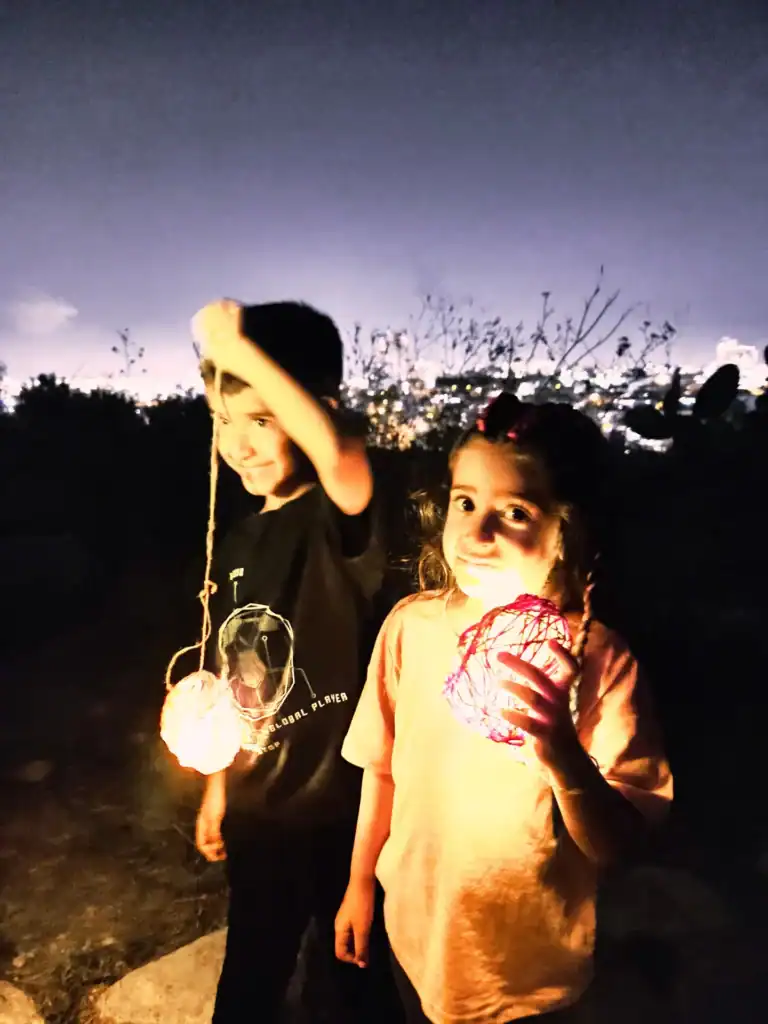 מצטלמים עם העששיות במהלך הסיור