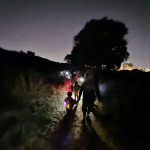 קבוצה הולכת בלילה עם עששיות