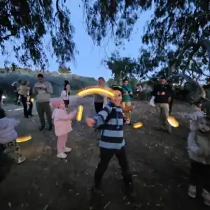 ילדים מסובבים עששיות