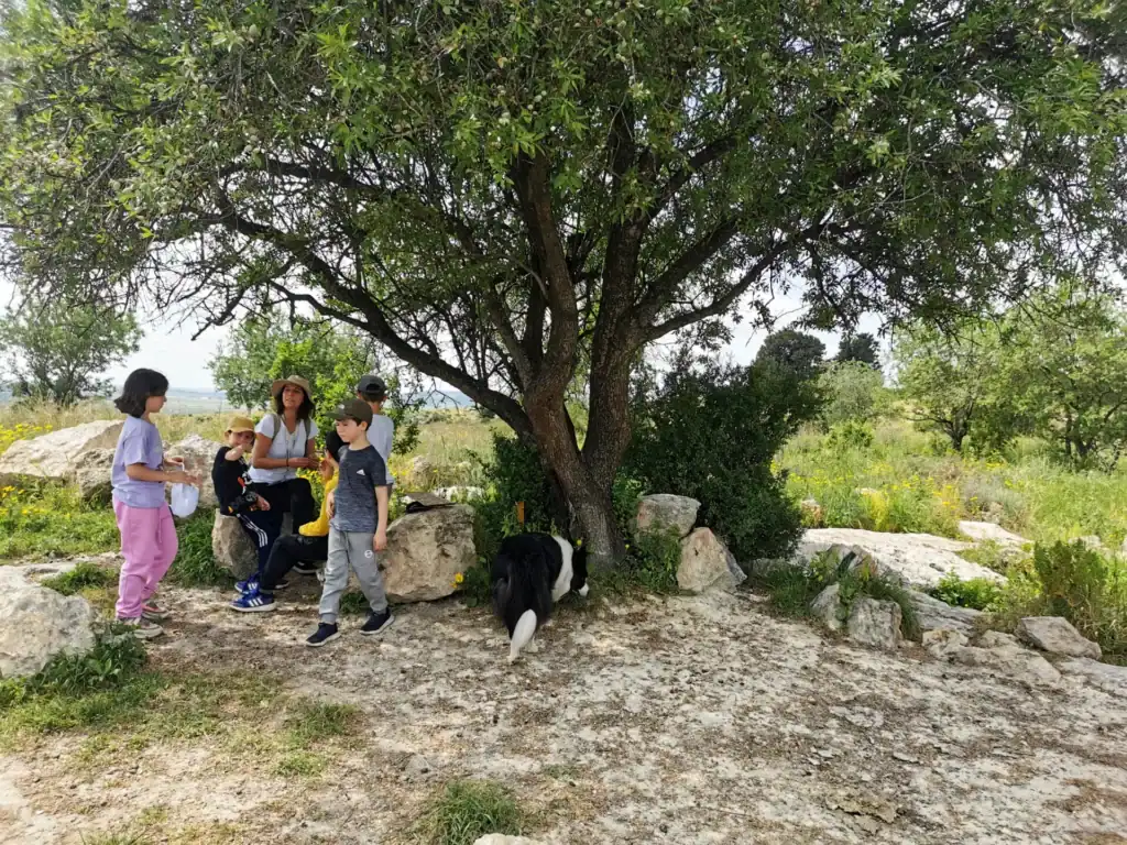 נטע וילדים יושבים מתחת לעץ