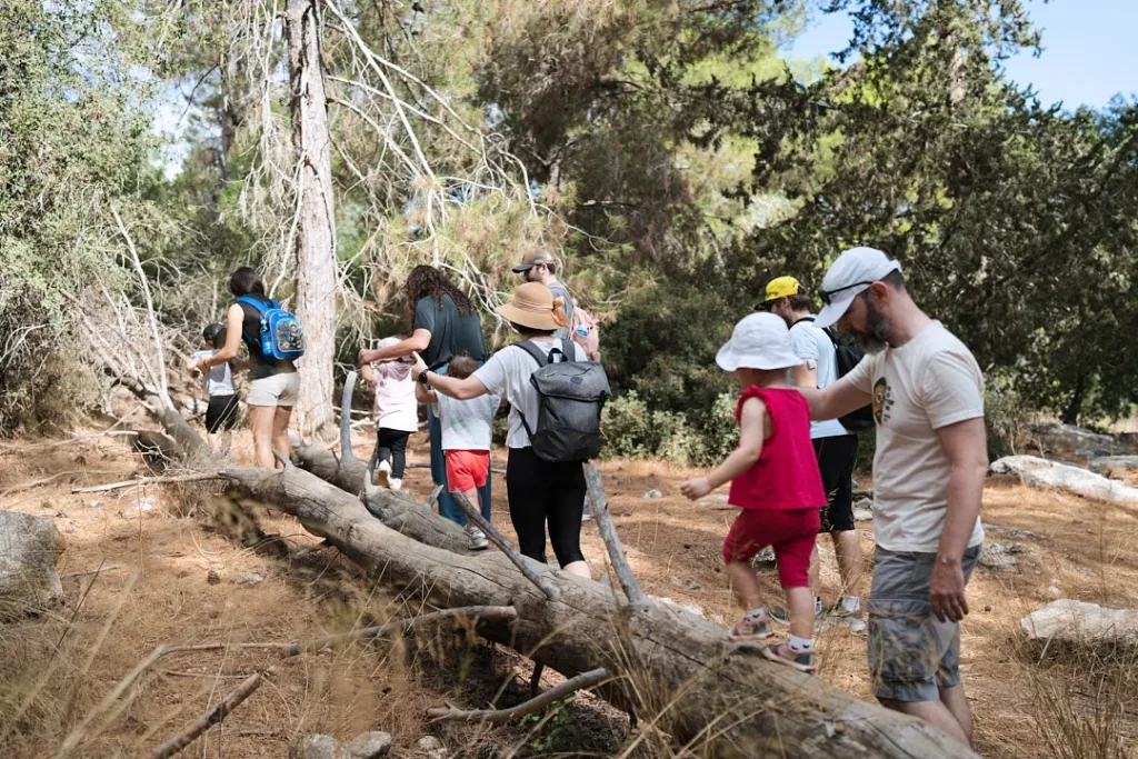 משפחות הולכות בשביל ביער הילדים במודיעין