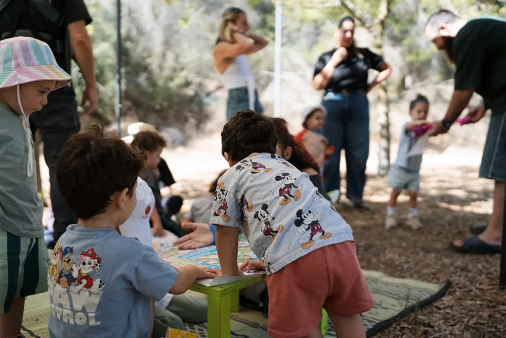 פעוטות בתחנת משחק על המחצלת