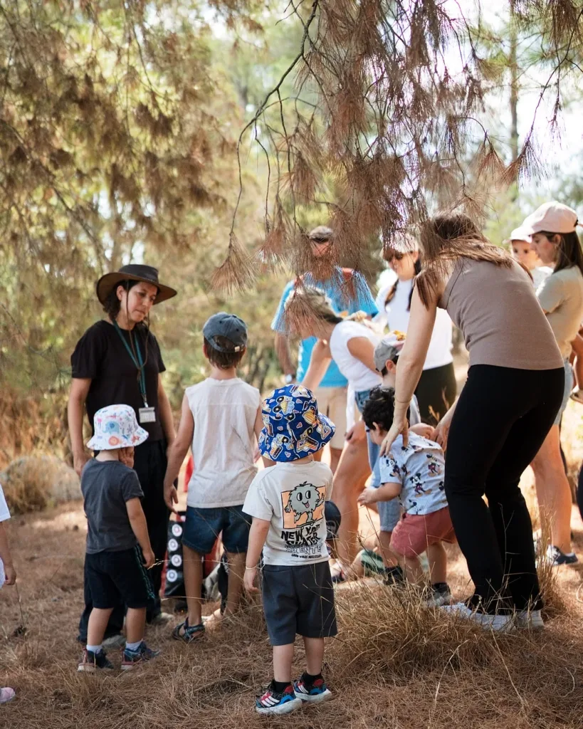 פעוטות והורים במשחק משותף ביער
