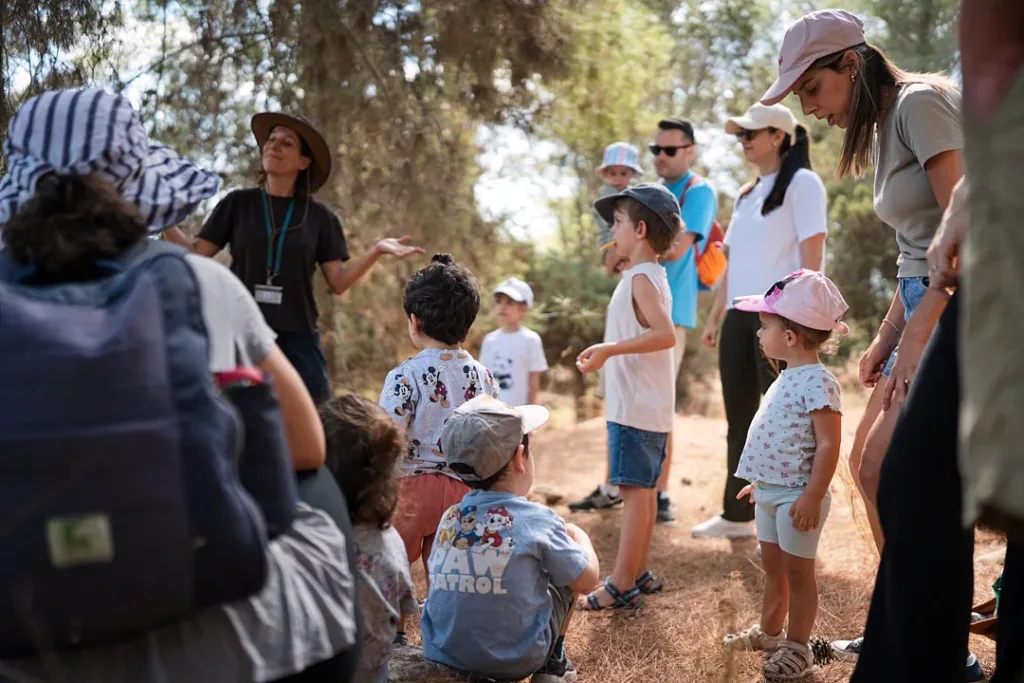 נטע עם פעוטות והורים בטיול הראשון בטבע