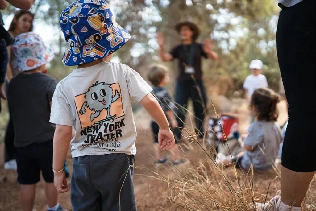 פעוט מקשיב לנטע ביער