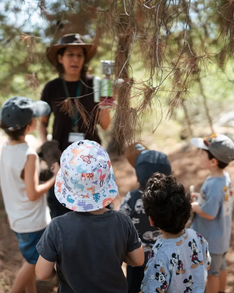 פעוטות צופים בנטע מספרת סיפור בטבע