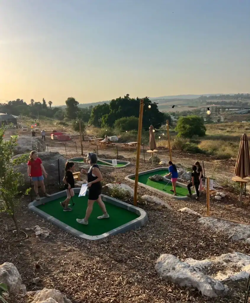 כייף במיני גולף חדש במרכז הארץ.