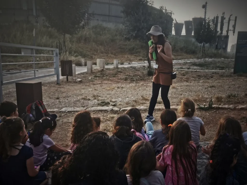 כל המשתתפים מקשיבים להנחיות בטיחות עם נטע